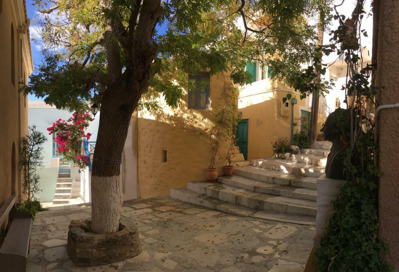 Traditional Medieval Stone House In "Ano Syros" Exterior photo
