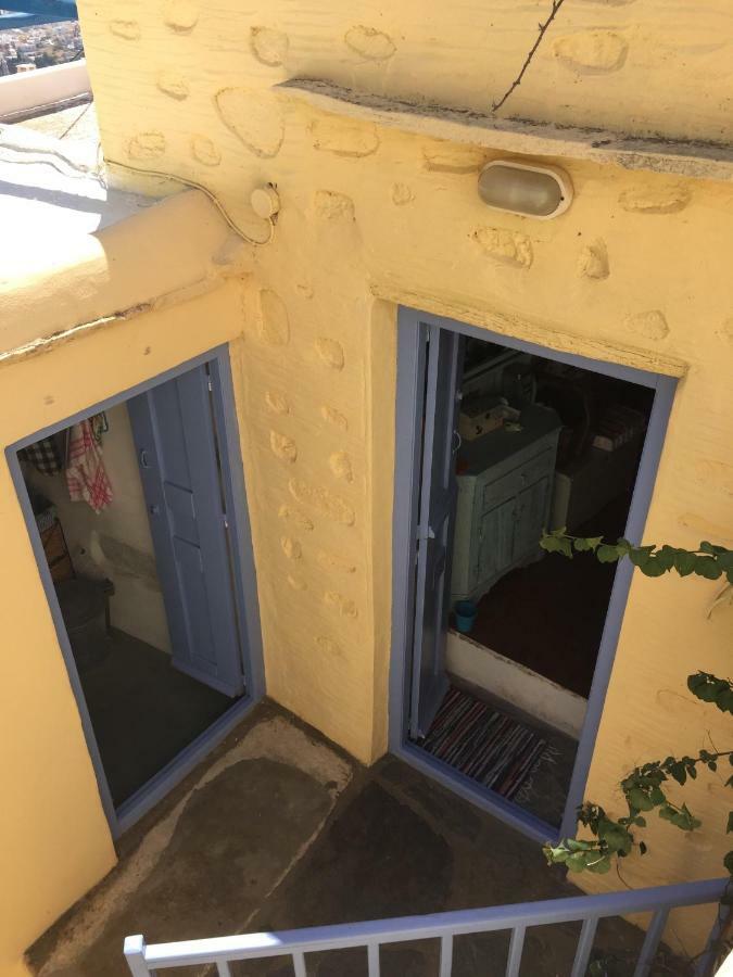 Traditional Medieval Stone House In "Ano Syros" Exterior photo