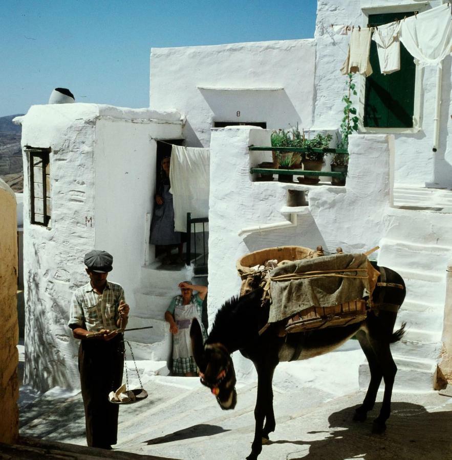 Traditional Medieval Stone House In "Ano Syros" Exterior photo