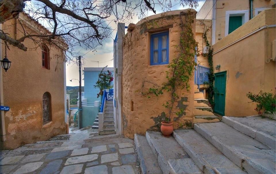 Traditional Medieval Stone House In "Ano Syros" Exterior photo