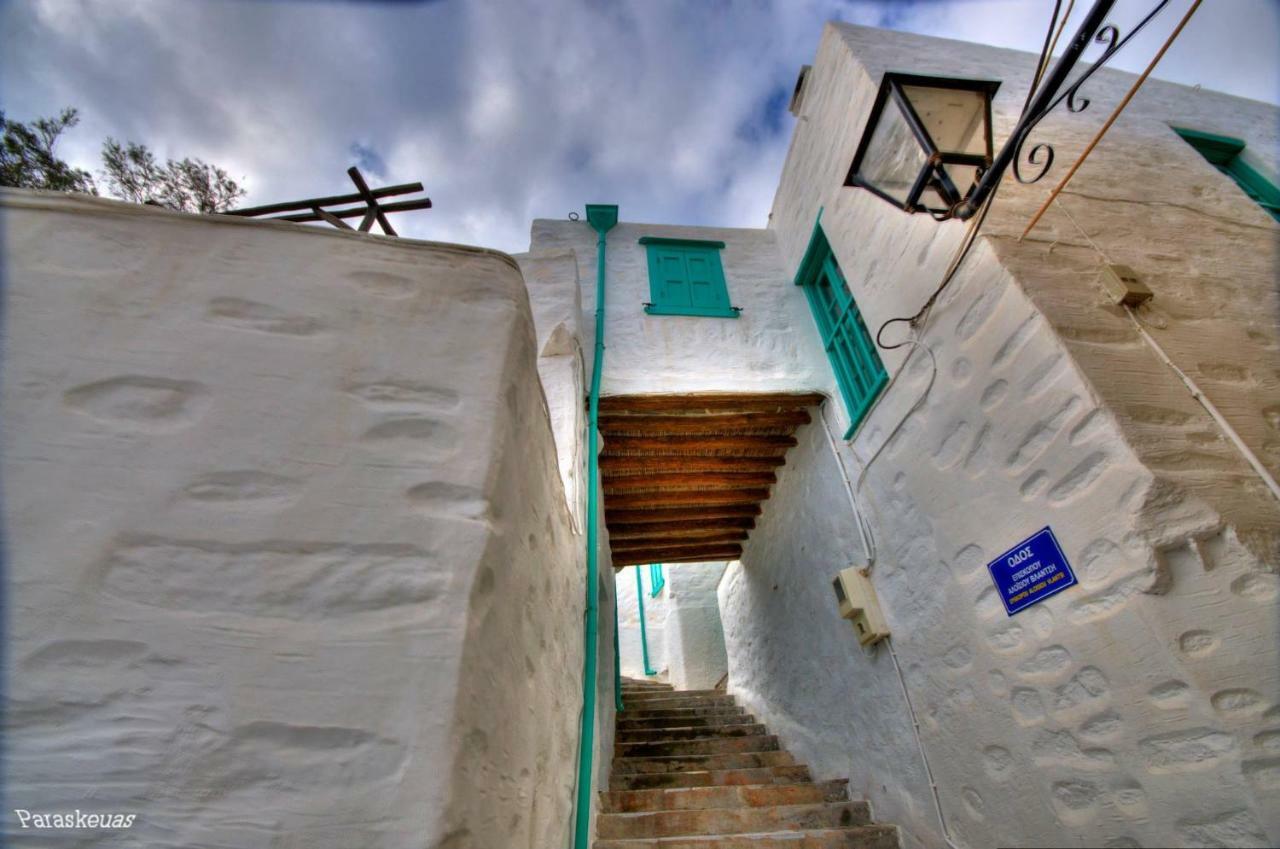 Traditional Medieval Stone House In "Ano Syros" Exterior photo