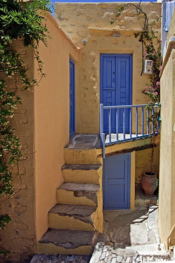 Traditional Medieval Stone House In "Ano Syros" Exterior photo
